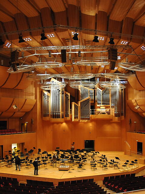 Majest&auml;tisch schwebt die Orgel in der Philharmonie. Doch nun wird sie abgebaut und einige Jahre eingelagert.