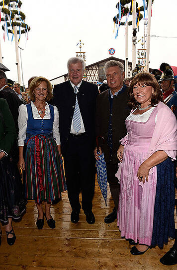 Klar durfte auch die Polit-Prominenz nicht fehlen: Oberbürgermeister Dieter Reiter mit Ehefrau Petra, Horst und Karin Seehofer