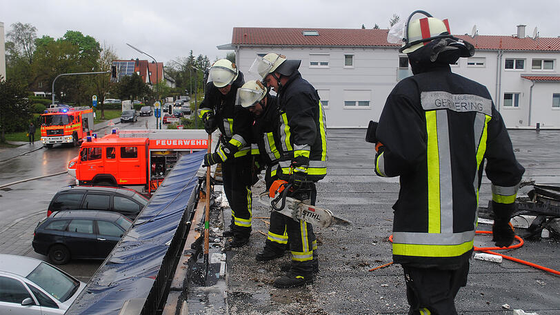 Gaststättenbrand in germering - die Bilder vom Feuerwehreinsatz.