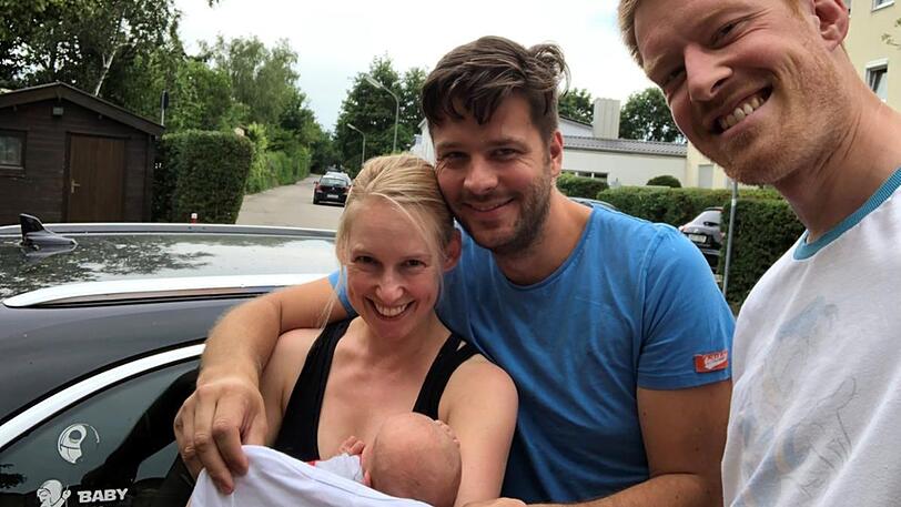 Bayern 3-Produktionschef Markus (M.) mit seiner Frau Steffi und ihrem Neugeborenen. Rechts im Bild Moderator Sebastian Winkler.