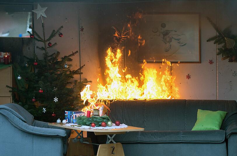Ein Kurzschluss an der elektrischen Weihnachtsbeleuchtung hat wohl den Brand in der Neuperlacher Wohnung verursacht. (Symbolbild)
