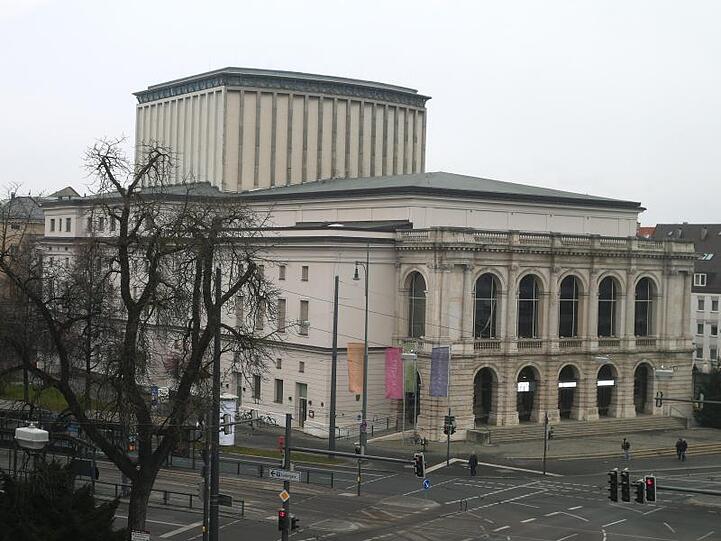 Eine Außenansicht des Augsburger Staatstheaters. Foto: Karl-Josef Hildenbrand/dpa
