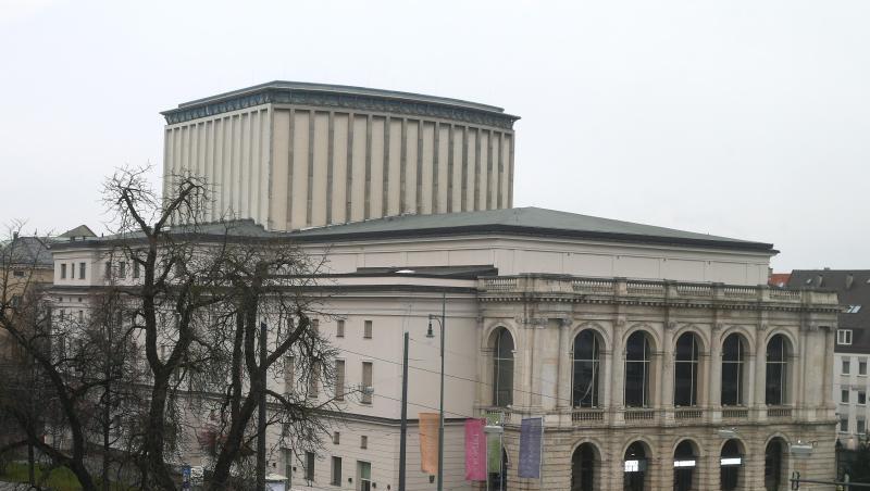 Eine Außenansicht des Augsburger Staatstheaters. Foto: Karl-Josef Hildenbrand/dpa Eine Außenansicht des Augsburger Staatstheaters. Foto: Karl-Josef Hildenbrand/dpa