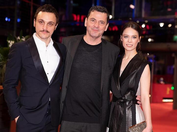 Regisseur Christian Petzold (m.) mit Schauspielerin Paula Beer und Schauspieler Franz Rogowski (l) bei der Premiere.