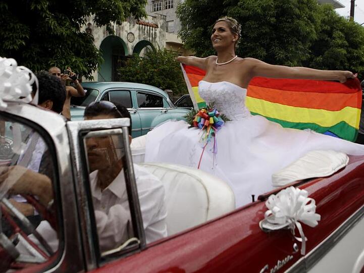 Die Transsexuelle Wendy Iriepa, die eine Geschlechtsumwandlung hatte, hält eine Regenbogenfahne und fährt zu ihrer Hochzeit.