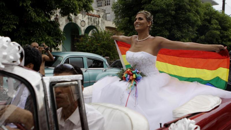 Die Transsexuelle Wendy Iriepa, die eine Geschlechtsumwandlung hatte, hält eine Regenbogenfahne und fährt zu ihrer Hochzeit. Die Transsexuelle Wendy Iriepa, die eine Geschlechtsumwandlung hatte, hält eine Regenbogenfahne und fährt zu ihrer Hochzeit.