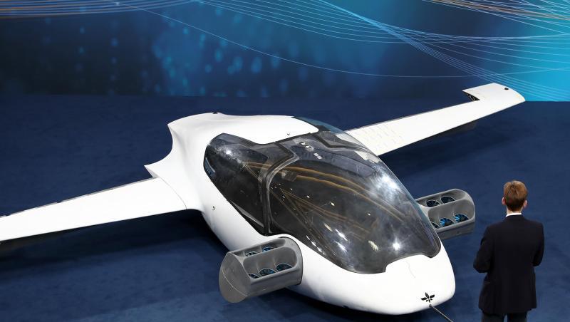 Der Prototyp des ersten flugfähigen Flugtaxis des Elektro-Flugtaxi-Herstellers Lilium ist auf dem Digital-Gipfel ausgestellt.