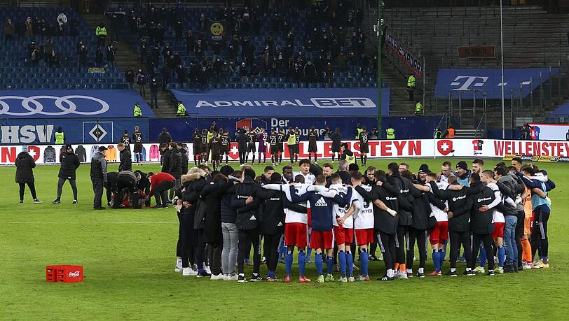 Die Spieler des HSV feiern nach dem Schlusspfiff den Sieg gegen den FC St. Pauli.