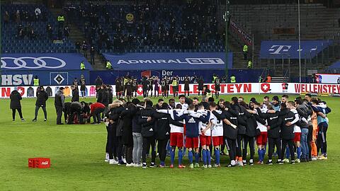 Die Spieler des HSV feiern nach dem Schlusspfiff den Sieg gegen den FC St. Pauli.