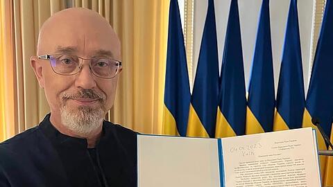 Olexij Resnikow mit seinem Rücktrittsschreiben an den Parlamentspräsidenten.