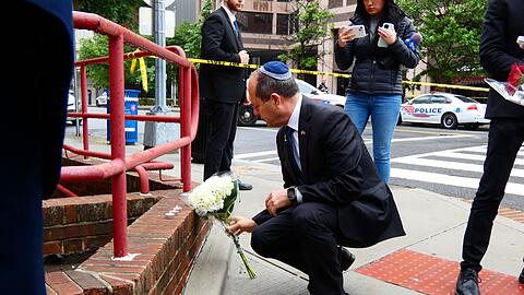 Am Morgen nach der Attacke versammelten sich Menschen am Tatort, um an das getötete Paar zu erinnern - darunter auch Israels Wirtschaftsminister Nir Barkat.