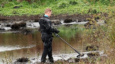 Die Polizei durchsuchte den Tümpel mit einem Detektor.