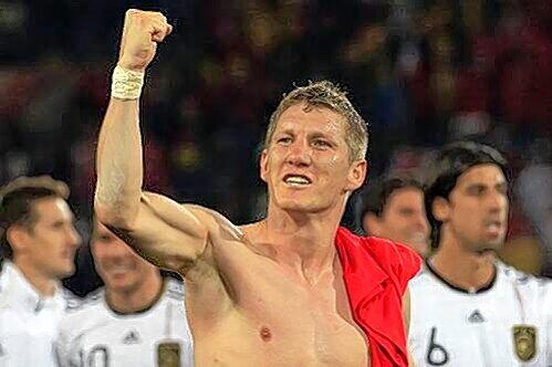 Lässt vor dem Argentinien-Spiel die Muskeln spielen: Bastian Schweinsteiger.