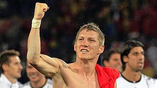 Lässt vor dem Argentinien-Spiel die Muskeln spielen: Bastian Schweinsteiger. Lässt vor dem Argentinien-Spiel die Muskeln spielen: Bastian Schweinsteiger.