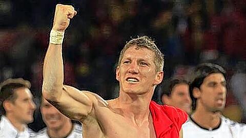Lässt vor dem Argentinien-Spiel die Muskeln spielen: Bastian Schweinsteiger.