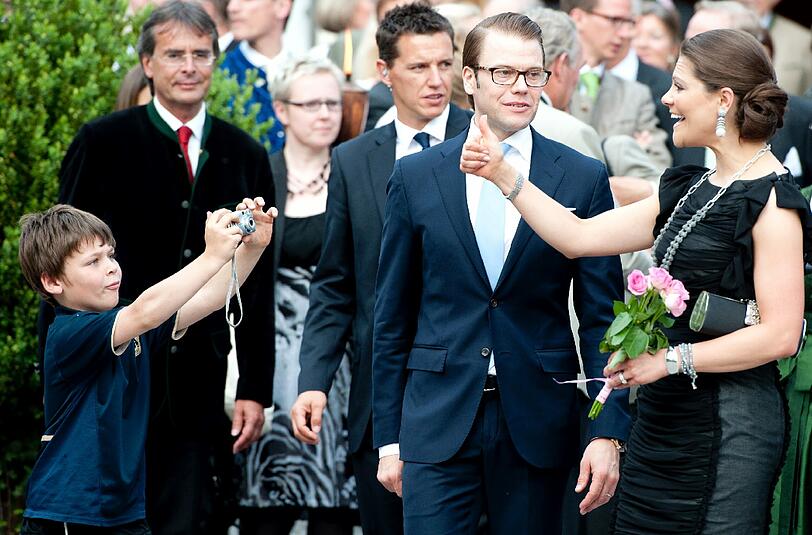 Victoria ist zum ersten Mal Mutter geworden. Die 34-Jährige brachte am frühen Donnerstagmorgen (23.02.12) eine Tochter zur Welt - wurde die Mini-Prinzessin etwa in München gezeugt? Fest steht vor neun Monaten waren Victoria und Gatte Daniel zu Besuch in der Weltstadt mit Herz - hier die Bilder...