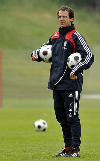 Von
April 2009 bis zum Saisonende 2009/2010 hatte der 41-Jährige diesen Posten schon mal inne.
Er hatte den Verein aber zum Saisonende nach 18 Jahren und 334
Bundesliga-Partien als Spieler sowie 43 Partien als Trainer
verlassen.