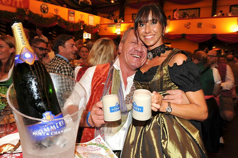 Hugo Bachmaier und Tina Scheibe lassen die Schampus-Krüge kreisen