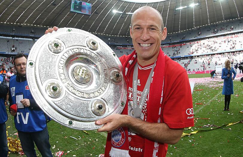 Auch Arjen Robben darf sie anfassen, die Meisterschale.