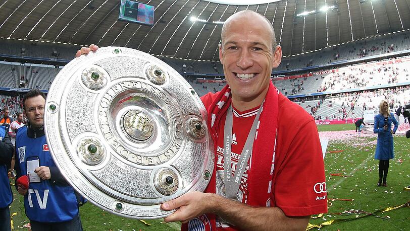 Auch Arjen Robben darf sie anfassen, die Meisterschale. Auch Arjen Robben darf sie anfassen, die Meisterschale.