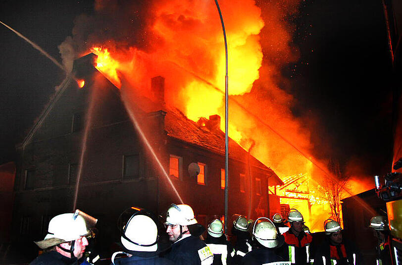Die Feuerwehr konnte ein Abbrennen der Lagerhalle nicht mehr verhindern.