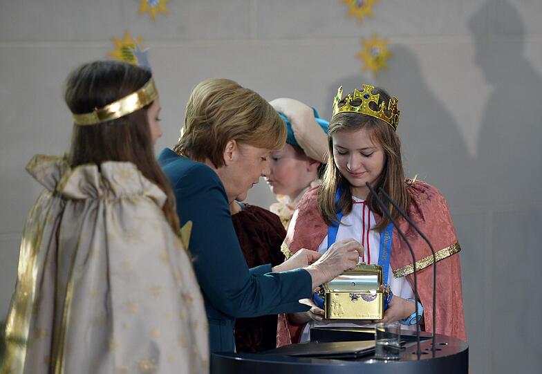 Kanzlerin Angela Merkel empfängt die Sternsinger im Kanzleramt. Sie ist nach ihrem Skiunfall auf Krücken unterwegs.