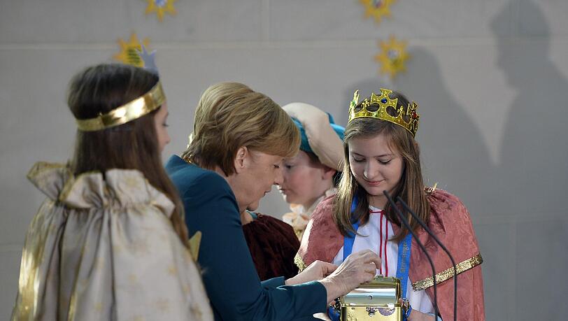 Kanzlerin Angela Merkel empfängt die Sternsinger im Kanzleramt. Sie ist nach ihrem Skiunfall auf Krücken unterwegs. Kanzlerin Angela Merkel empfängt die Sternsinger im Kanzleramt. Sie ist nach ihrem Skiunfall auf Krücken unterwegs.