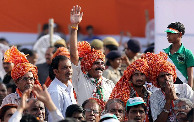 Anhänger der indischen Kongress-Partei nehmen an der Wahl teil von Kongress-Partei-Vizepräsident Rahul Gandhi (nicht abgebildet) in Neu-Delhi, Indien. Die Parlamentswahlen in Indien werden in neun Phasen zwischen dem 07. April und 12. Mai 2014 stattfinden. Die Wahlen für Indiens 545-köpfigen Unterhaus des Parlaments finden alle fünf Jahre statt.