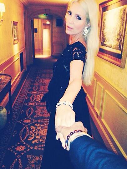 Sarah Kern hat sich mit ihrem Alieu in Paris verlobt.