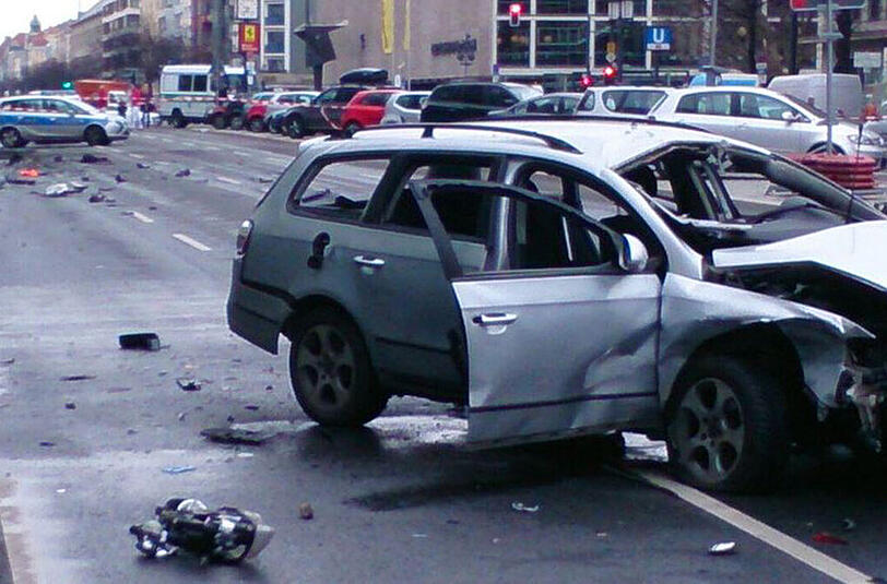 Ein 43-jähriger Berliner stirbt, weil sein Auto explodiert. Inzwischen geht die Polizei von einem Anschlag aus.