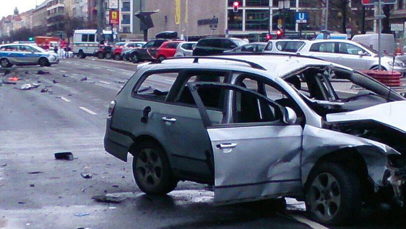 Ein 43-jähriger Berliner stirbt, weil sein Auto explodiert. Inzwischen geht die Polizei von einem Anschlag aus.