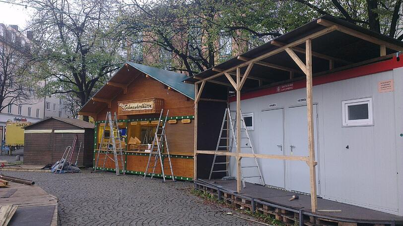 Jetzt geht's los: In Haidhausen wird der Weihnachtsmarkt aufgebaut.