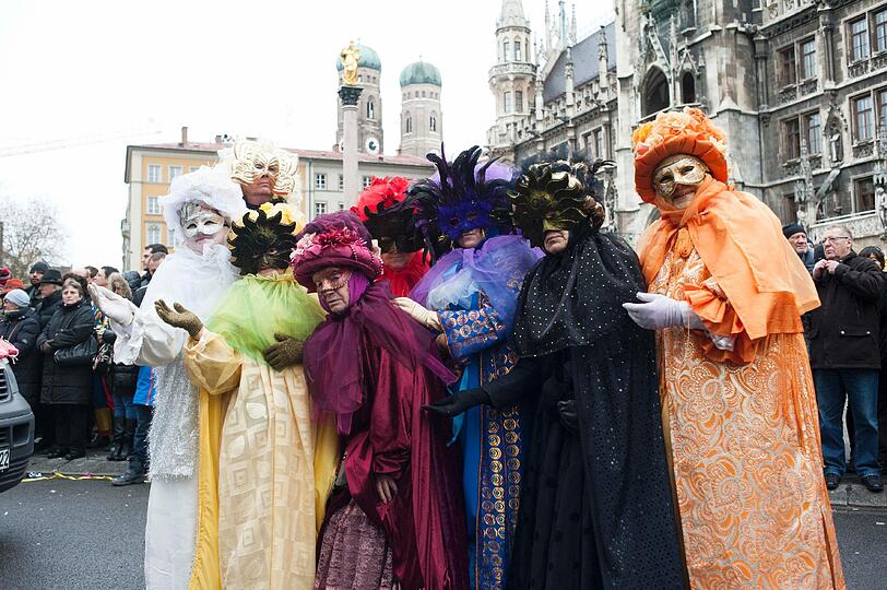 Phantome der Oper mitten in der Fußgängerzone: Der Faschingszug der Damischen Ritter macht es möglich.