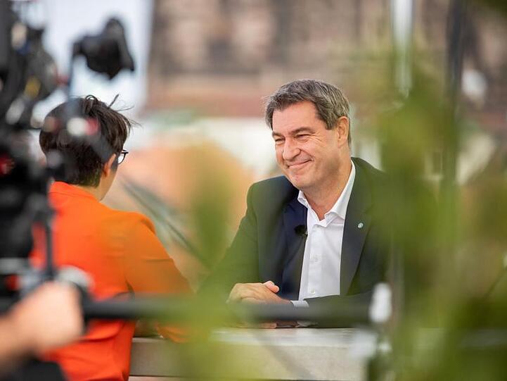 Die ZDF-Moderatorin Shakuntala Banerjee und der bayerischen Ministerpräsidenten und CSU-Vorsitzenden Markus Söder. Foto: Daniel Karmann