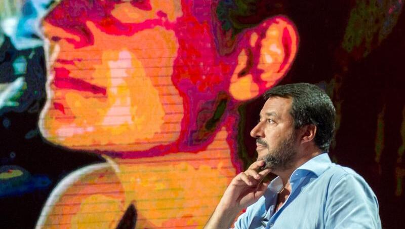 Italiens Innenminister Matteo Salvini spricht in einer TV-Sendung. Auf der Monitorwand im Hintergrund: Sea-Watch-Kapitänin Carola Rackete. Italiens Innenminister Matteo Salvini spricht in einer TV-Sendung. Auf der Monitorwand im Hintergrund: Sea-Watch-Kapitänin Carola Rackete.