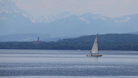 Am Dienstag ist ein Mann im Ammersee leblos geborgen worden. (Symbolbild)