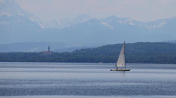 Am Dienstag ist ein Mann im Ammersee leblos geborgen worden. (Symbolbild)