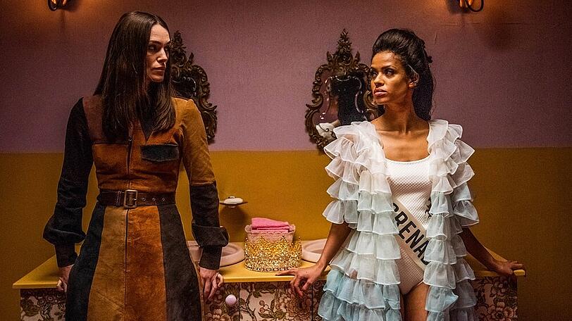 Frauenrechtlerin Sally (Keira Knightley, links) und Miss Grenada Jennifer (Gugu Mbatha-Raw) kämpfen auf unterschiedliche Art und Weise gegen die veralteten Strukturen der 70er Jahre.