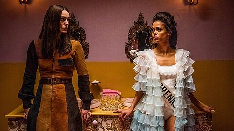 Frauenrechtlerin Sally (Keira Knightley, links) und Miss Grenada Jennifer (Gugu Mbatha-Raw) kämpfen auf unterschiedliche Art und Weise gegen die veralteten Strukturen der 70er Jahre.