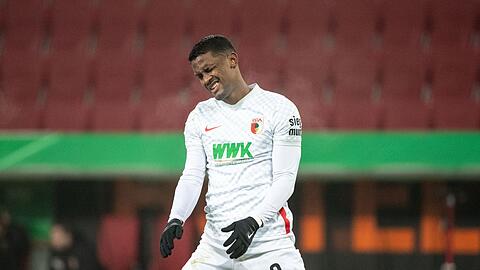 Sergio Cordova von Augsburg reagiert nach einer vergebenen Torchance.
