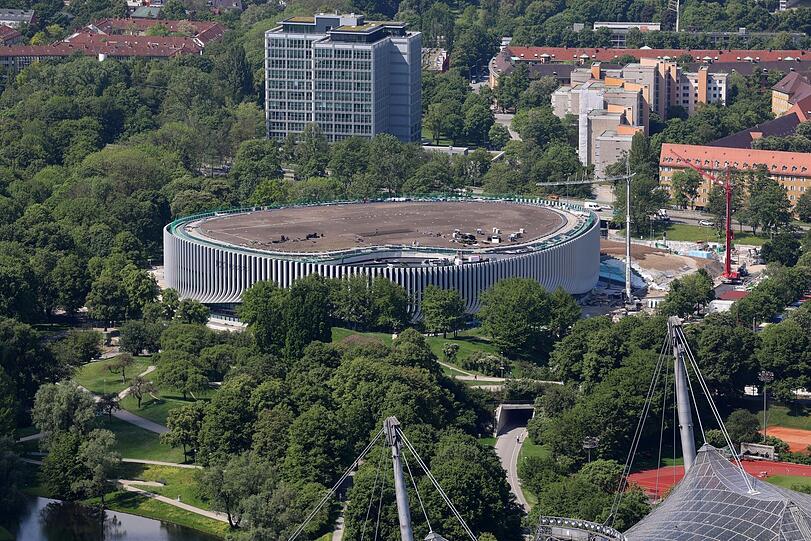 Fast fertig: die neue SAP Arena neben der Parkharfe.