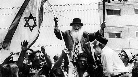 Verwandte und Freunde bejubeln im Juli 1976 auf dem Ben Gurion Flughafen in Tel Aviv die R&uuml;ckkehr der Geiseln. (Archivbild)