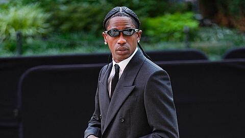 In New York City soll Travis Scott am Samstag in einen Flaschenwurf-Skandal verwickelt worden sein.
