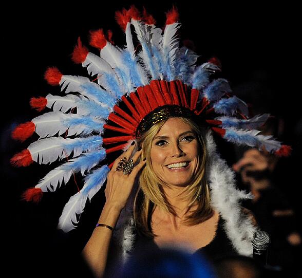Selbstverständlich - Heidi sang den allseits beliebten Party- und Karaoke-Klassiker "YMCA" von den Village People und sorgte damit für "Standing Ovations" der anderen Promis, wie zum Beispiel...