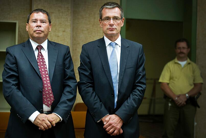 Der Ex-MAN Vorstand Anton Weinmann (l.)mit seinem Anwalt Holger Matt im Landgericht München. Er muss sich wegen Korruption verantworten.