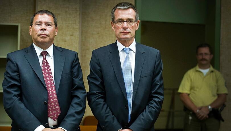 Der Ex-MAN Vorstand Anton Weinmann (l.)mit seinem Anwalt Holger Matt im Landgericht München. Er muss sich wegen Korruption verantworten. Der Ex-MAN Vorstand Anton Weinmann (l.)mit seinem Anwalt Holger Matt im Landgericht München. Er muss sich wegen Korruption verantworten.