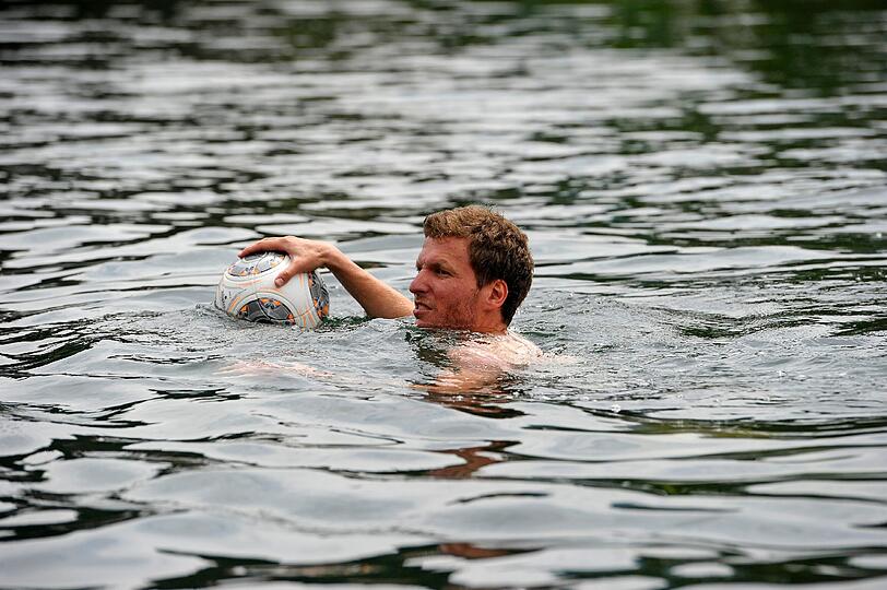 Die Löwen beim Turmspringen im Trainingslager. Sehen Sie hier die spektakulären Bilder.