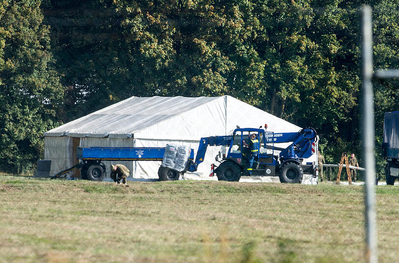 Der Bund baut in Feldkirchen derzeit in der Bundeswehrkaserne ein großes Zeltlager für bis zu 5000 Flüchtlinge.
