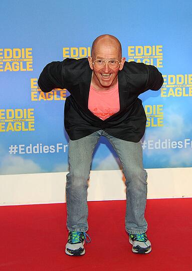 Der britische Skispringer Eddie "The Eagle" Edwards auf dem roten Teppich