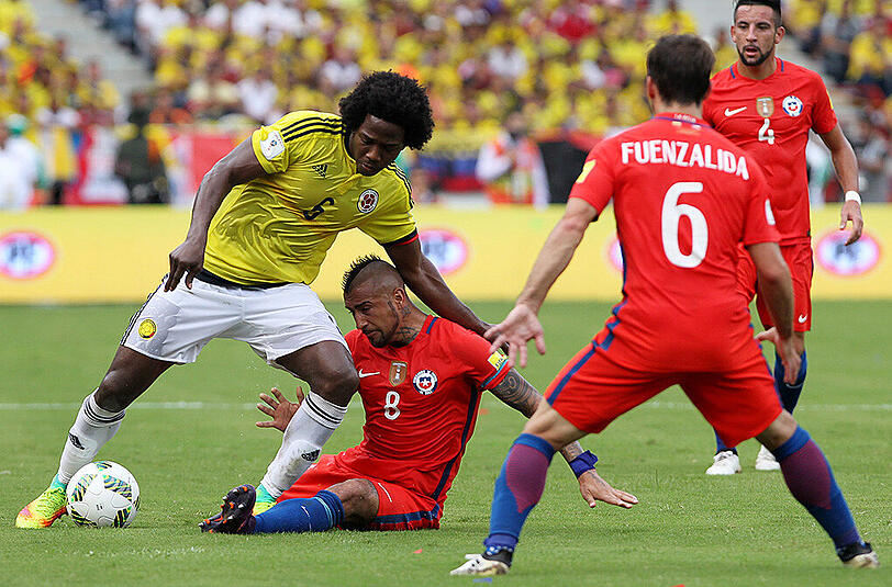 Schmerzverzerrtes Gesicht: Chiles Bayern-Star Arturo Vidal im Duell mit dem Kolumbianer Carlos Sanchez (links).